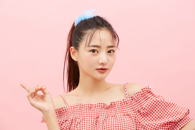 指を立てる若い女性