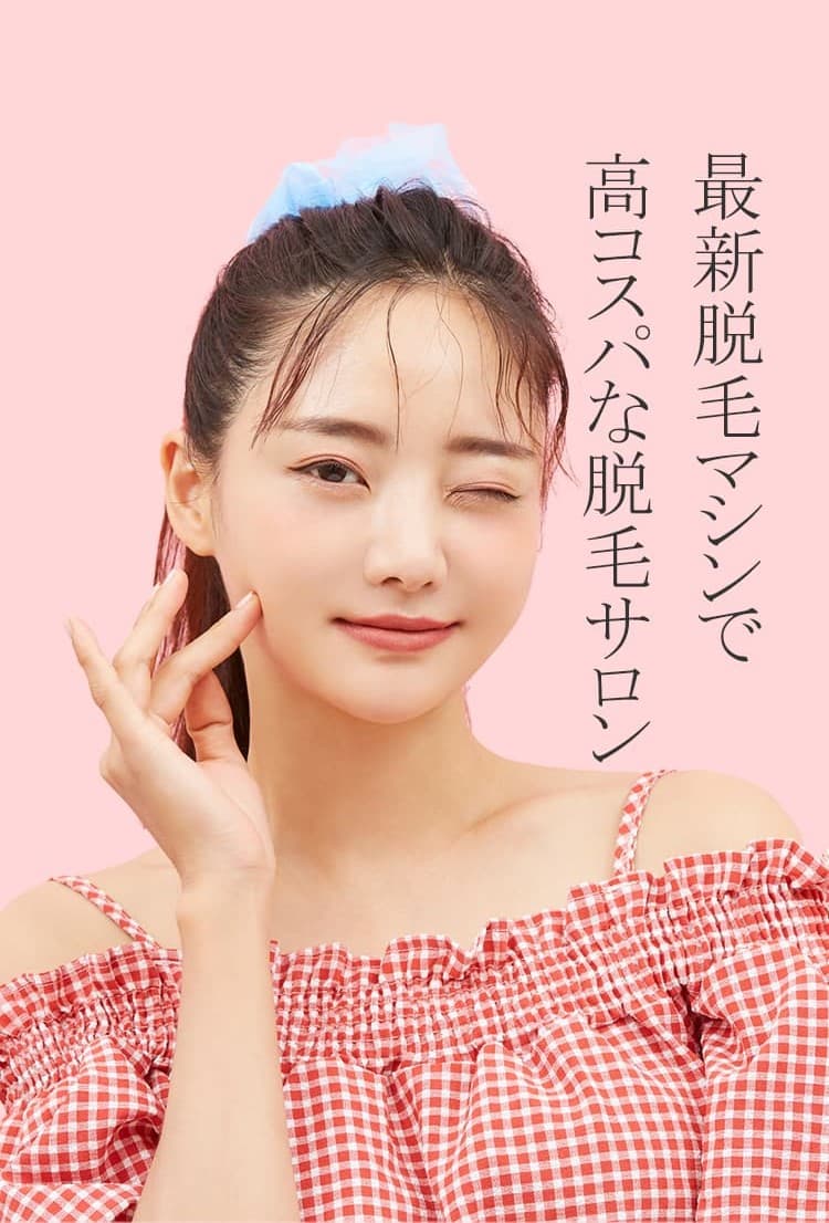 ウインクする若い女性